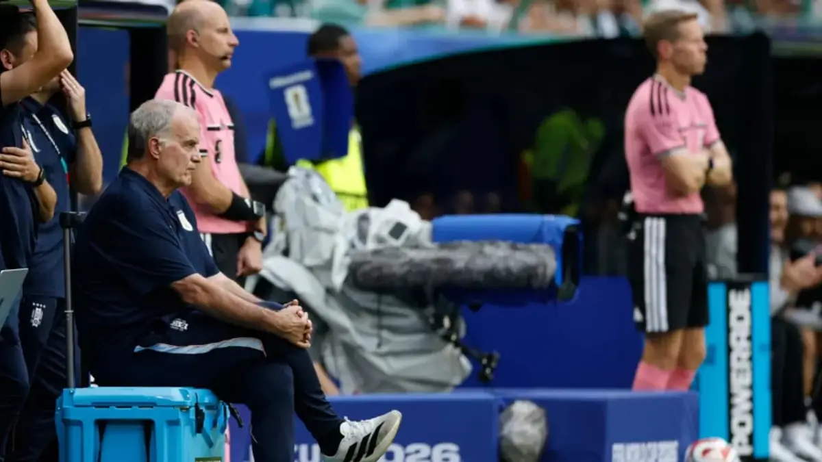 Marcelo Bielsa desconcierta tras empate de Uruguay y responde con ironía a pregunta de la prensa Marcelo Bielsa desconcierta tras empate de Uruguay y responde con ironía a pregunta de la prensa