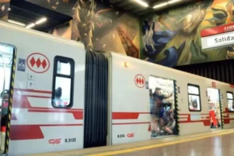 Metro de Santiago instalará puertas de andén en Línea 1 para 2028