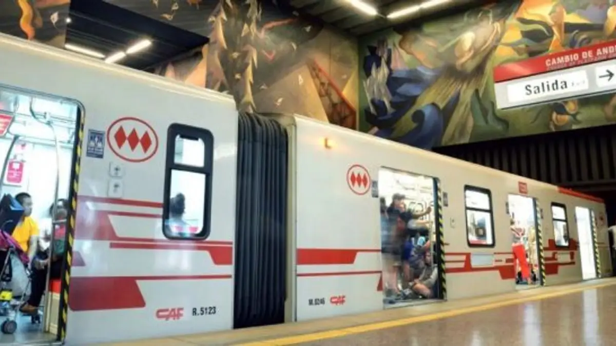 Metro de Santiago instalará puertas de andén en Línea 1 para 2028 Metro de Santiago instalará puertas de andén en Línea 1 para 2028