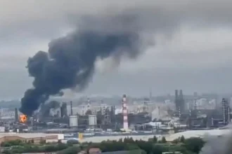 Moscú sufre masivo ataque con drones ucranianos, afectando su refinería de petróleo