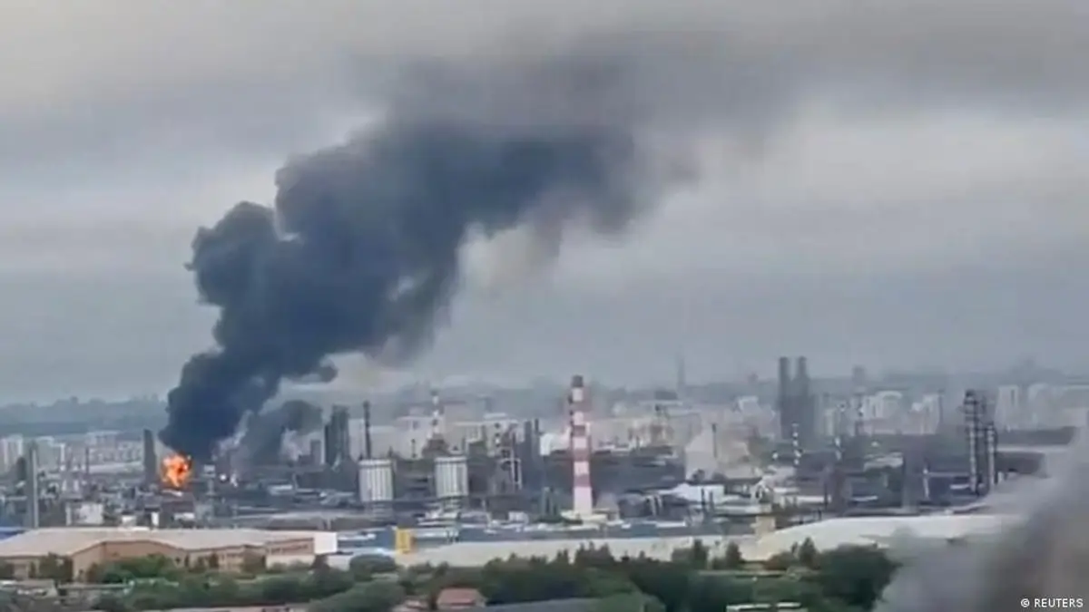 Moscú sufre masivo ataque con drones ucranianos, afectando su refinería de petróleo