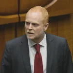 Rojo Edwards propone revisar sueldo vitalicio de Boric tras acusaciones de mentiras sobre el CAE