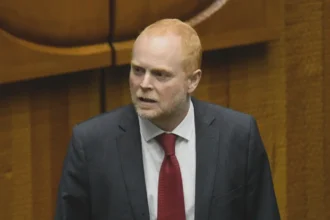 Rojo Edwards propone revisar sueldo vitalicio de Boric tras acusaciones de mentiras sobre el CAE