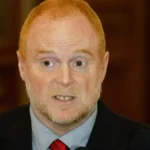 Senador Rojo Edwards critica al expresidente Boric y propone revisar su sueldo vitalicio