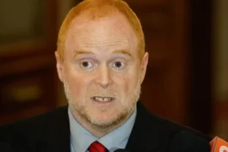 Senador Rojo Edwards critica al expresidente Boric y propone revisar su sueldo vitalicio