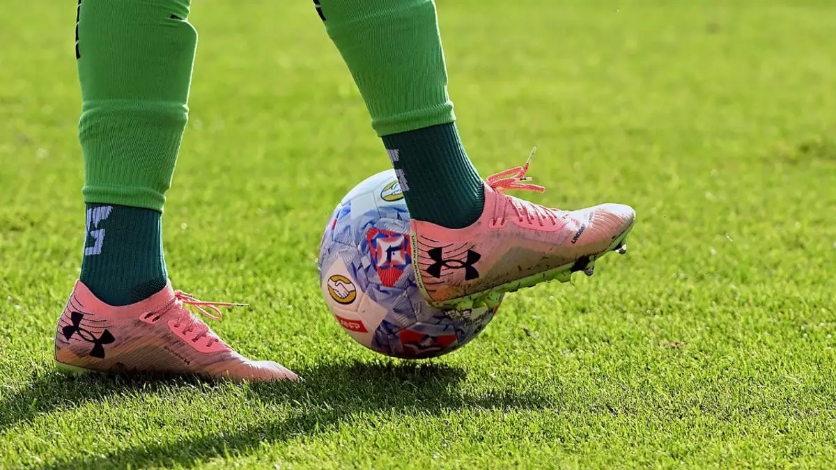 13 de Primera: 36 clubes bajo proceso sancionatorio por tener extranjeros jugando sin visa de trabajo 13 de Primera: 36 clubes bajo proceso sancionatorio por tener extranjeros jugando sin visa de trabajo