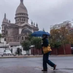 Durante la jornada, la región Metropolitana se mantiene con temperaturas moderadas que bordean los 23