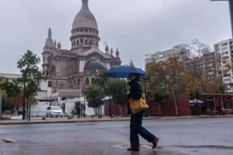 Durante la jornada, la región Metropolitana se mantiene con temperaturas moderadas que bordean los 23