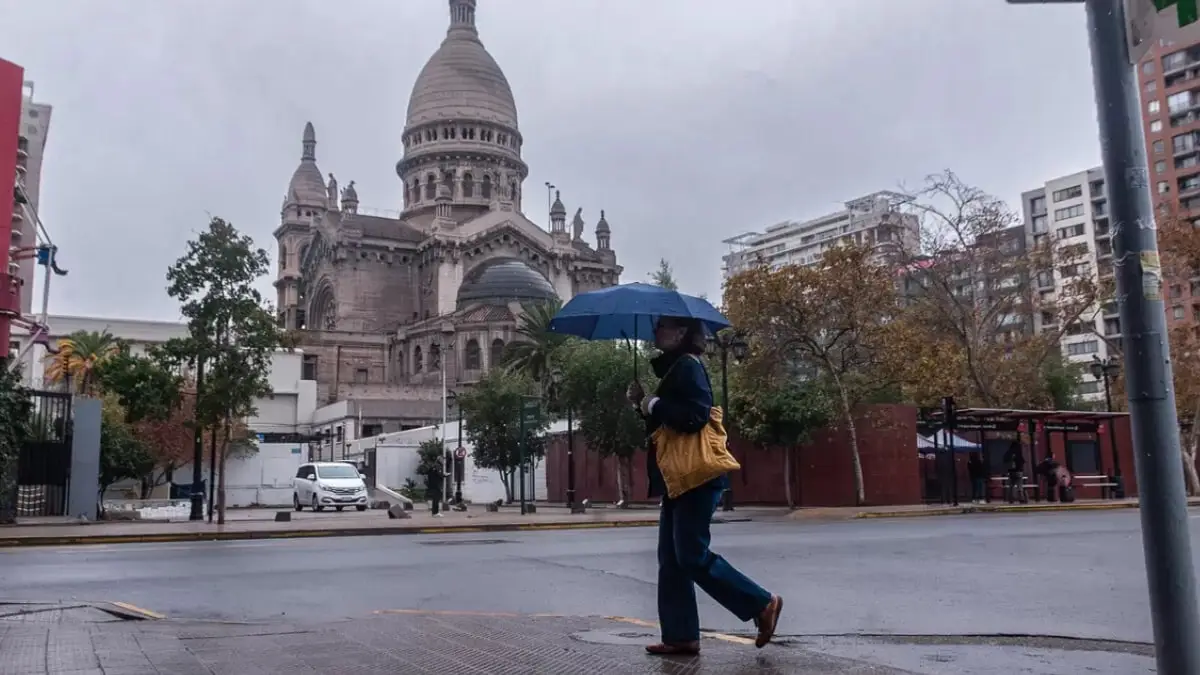 Durante la jornada, la región Metropolitana se mantiene con temperaturas moderadas que bordean los 23 Durante la jornada, la región Metropolitana se mantiene con temperaturas moderadas que bordean los 23