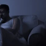 Falta de sueño: 10 síntomas ocultos de no dormir bien y cómo te afecta