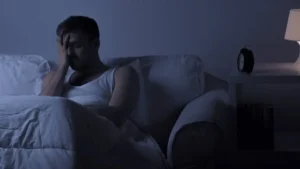 Falta de sueño: 10 síntomas ocultos de no dormir bien y cómo te afecta