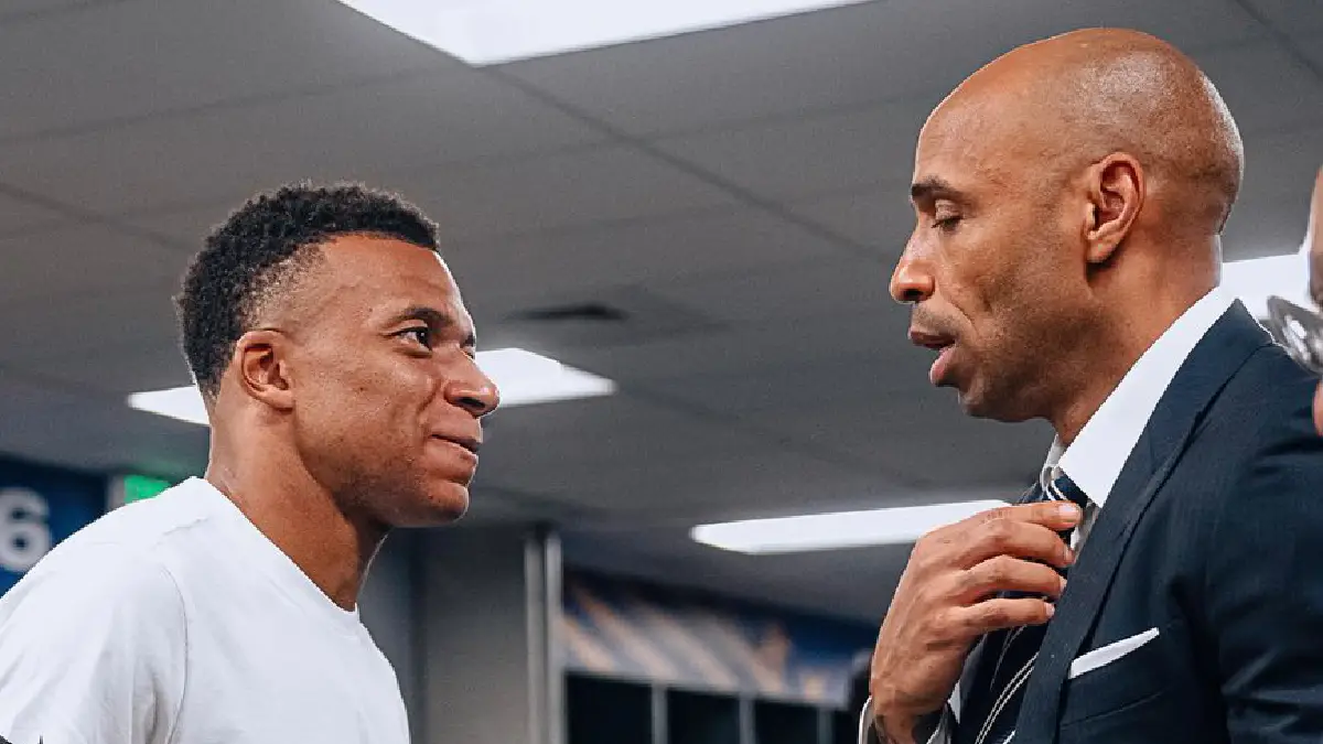 Sorpresa en el camarín francés: Thierry Henry felicita al equipo tras clasificar a semis Sorpresa en el camarín francés: Thierry Henry felicita al equipo tras clasificar a semis