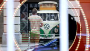 Volkswagen enfrenta recortes de 100 mil empleos y cierre de plantas: Alemania confía en su responsabilidad